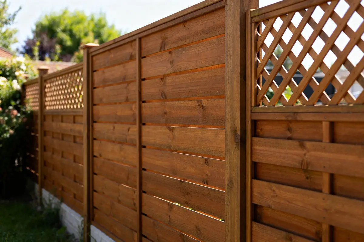Brise vue en bois pour jardin : panneaux, clôtures et occultation