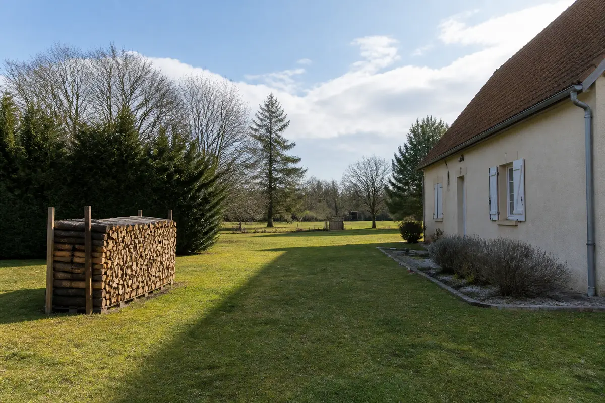 Distance et stockage de bois près de l’habitation : Quelles règles ?
